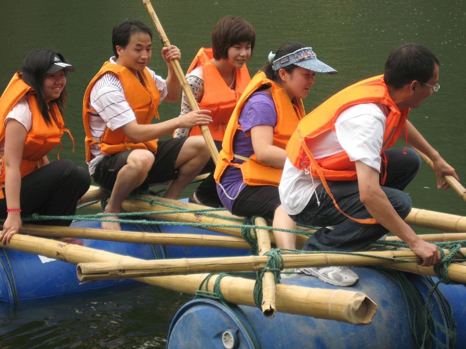 扎筏泅渡團建